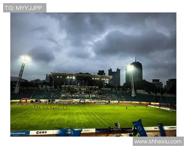 南京足球队灵活性变革引发热议推动球队新发展与战术创新探讨 南京足球队灵活性变革引发热议推动球队新发展与战术创新探讨