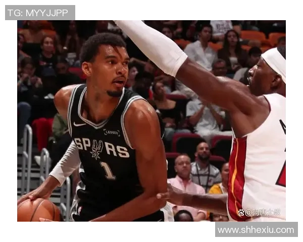 火箭与马刺季前赛对决回顾精彩瞬间与球员表现分析 火箭与马刺季前赛对决回顾精彩瞬间与球员表现分析